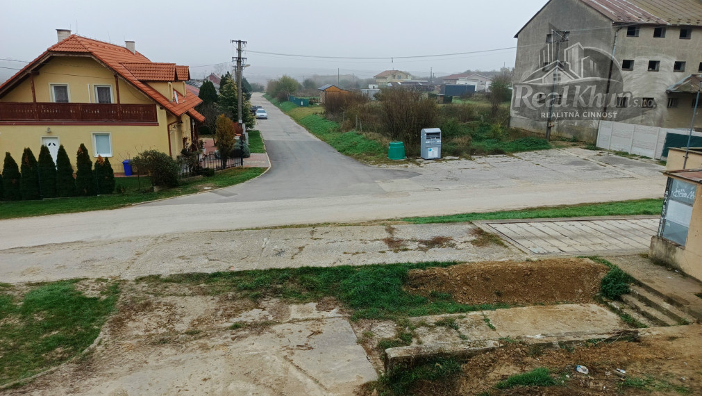 2 podlažná budova s pozemkom Alekšince-Lahne