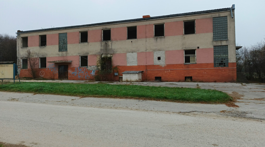 2 podlažná budova s pozemkom Alekšince-Lahne