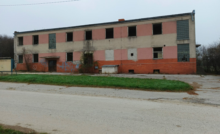 2 podlažná budova s pozemkom Alekšince-Lahne