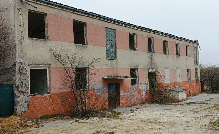 2 podlažná budova s pozemkom Alekšince-Lahne - fotografia 1